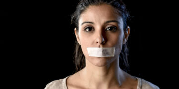 “MUJER, AHORA SÍ, CALLADITA, TE HARÁS VALER”